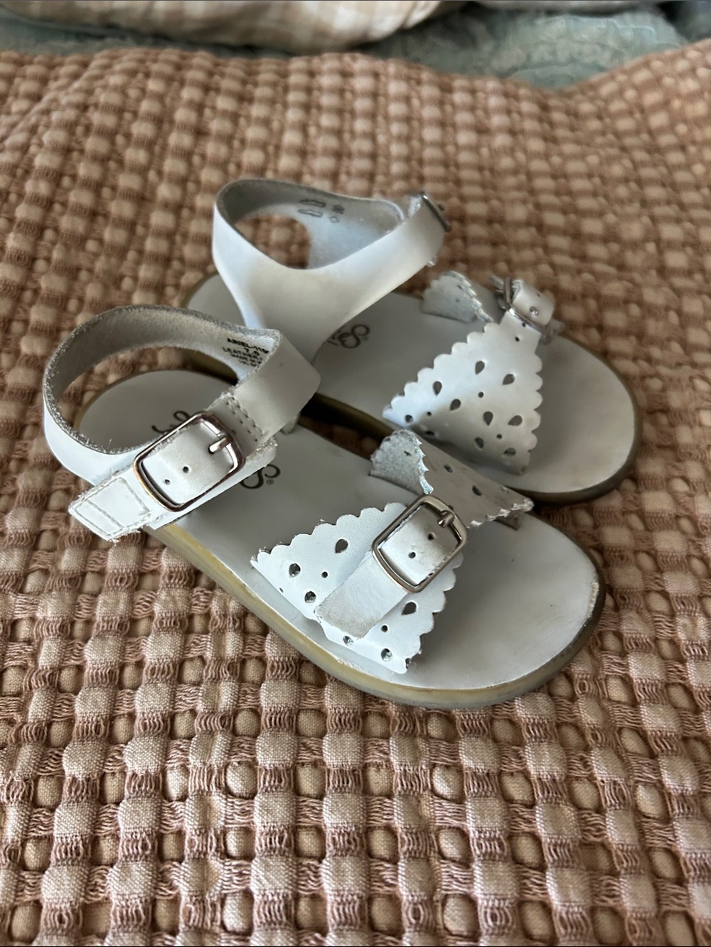 Footmates Girls' White Scalloped Buckle Sandals